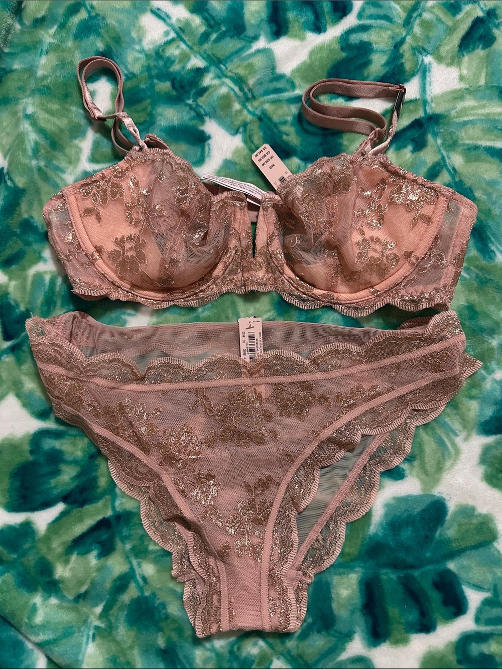 Gorgeous Victoria’s Secret Bra(36B)& Panty(M), NWT
